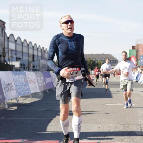 03.10.2025 - Köhlbrandbrückenlauf Jannik Wohlers http://msf.ph/oto/9101363 03.10.2025 12:57:13 Ziel 4042, 4080, 4251, 5699, 5846, 5898, 5926, 6417, 6629, 6819 meine-sportfotos.de
