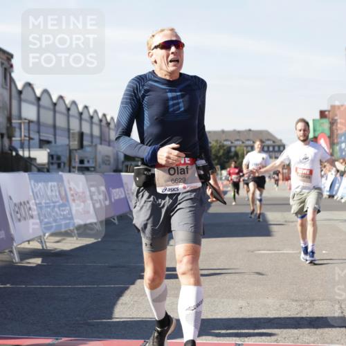 03.10.2025 - Köhlbrandbrückenlauf Jannik Wohlers http://msf.ph/oto/9101373 03.10.2025 12:57:13 Ziel 4042, 4080, 4251, 5699, 5846, 5898, 5926, 6417, 6629, 6819 meine-sportfotos.de