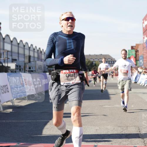 03.10.2025 - Köhlbrandbrückenlauf Jannik Wohlers http://msf.ph/oto/9101380 03.10.2025 12:57:13 Ziel 4042, 4080, 4251, 5699, 5846, 5898, 5926, 6417, 6629, 6819 meine-sportfotos.de