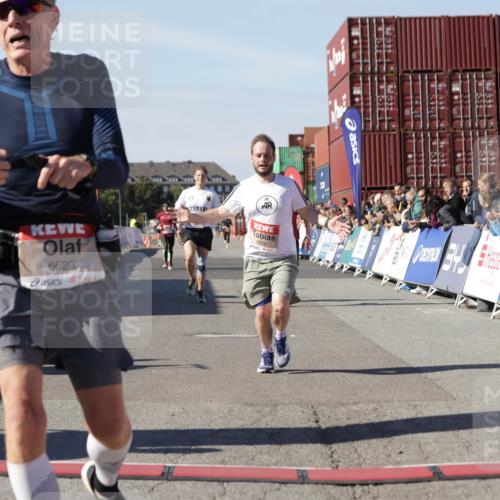 03.10.2025 - Köhlbrandbrückenlauf Jannik Wohlers http://msf.ph/oto/9101391 03.10.2025 12:57:13 Ziel 4042, 4080, 4251, 5699, 5846, 5898, 5926, 6417, 6629, 6819 meine-sportfotos.de