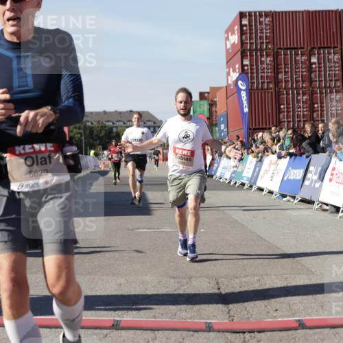 03.10.2025 - Köhlbrandbrückenlauf Jannik Wohlers http://msf.ph/oto/9101400 03.10.2025 12:57:13 Ziel 4042, 4080, 4251, 5699, 5846, 5898, 5926, 6417, 6629, 6819 meine-sportfotos.de