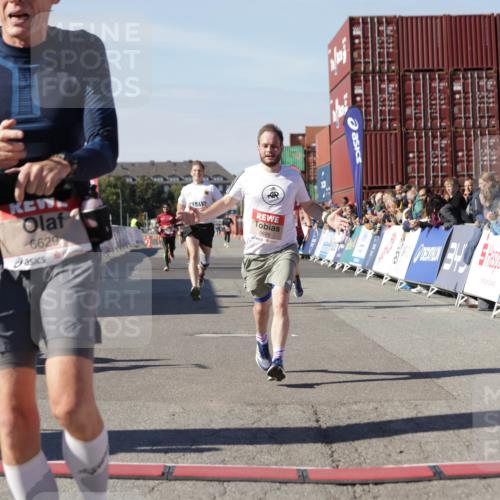 03.10.2025 - Köhlbrandbrückenlauf Jannik Wohlers http://msf.ph/oto/9101407 03.10.2025 12:57:13 Ziel 4042, 4080, 4251, 5699, 5846, 5898, 5926, 6417, 6629, 6819 meine-sportfotos.de