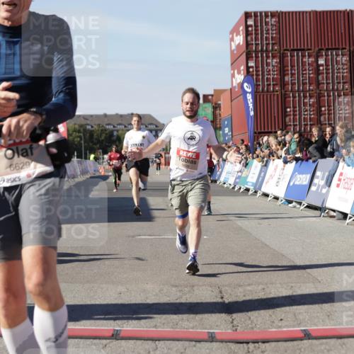 03.10.2025 - Köhlbrandbrückenlauf Jannik Wohlers http://msf.ph/oto/9101416 03.10.2025 12:57:13 Ziel 4042, 4080, 4251, 5699, 5846, 5898, 5926, 6417, 6629, 6819 meine-sportfotos.de