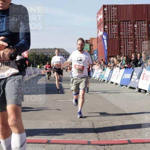 03.10.2025 - Köhlbrandbrückenlauf Jannik Wohlers http://msf.ph/oto/9101425 03.10.2025 12:57:13 Ziel 4042, 4080, 4251, 5699, 5846, 5898, 5926, 6417, 6629, 6819 meine-sportfotos.de