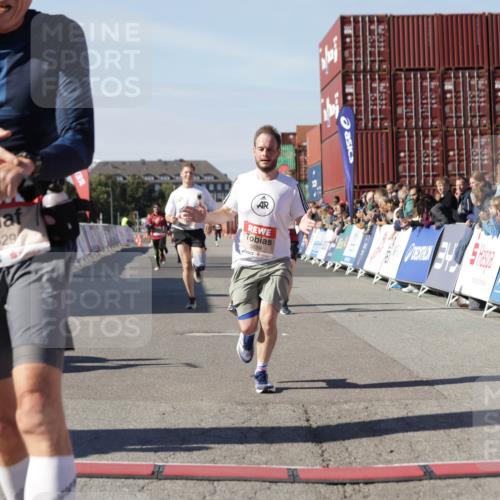 03.10.2025 - Köhlbrandbrückenlauf Jannik Wohlers http://msf.ph/oto/9101431 03.10.2025 12:57:13 Ziel 4042, 4080, 4251, 5699, 5846, 5898, 5926, 6417, 6629, 6819 meine-sportfotos.de
