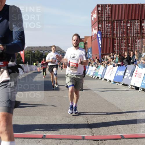 03.10.2025 - Köhlbrandbrückenlauf Jannik Wohlers http://msf.ph/oto/9101440 03.10.2025 12:57:13 Ziel 4042, 4080, 4251, 5699, 5846, 5898, 5926, 6417, 6629, 6819 meine-sportfotos.de