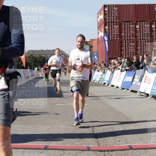 03.10.2025 - Köhlbrandbrückenlauf Jannik Wohlers http://msf.ph/oto/9101449 03.10.2025 12:57:14 Ziel 4042, 4080, 4251, 5699, 5898, 5926, 6629, 6819 meine-sportfotos.de