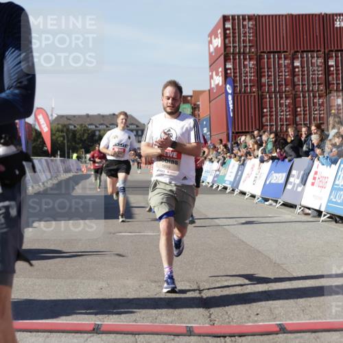 03.10.2025 - Köhlbrandbrückenlauf Jannik Wohlers http://msf.ph/oto/9101468 03.10.2025 12:57:14 Ziel 4042, 4080, 4251, 5699, 5898, 5926, 6629, 6819 meine-sportfotos.de