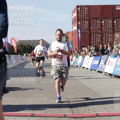03.10.2025 - Köhlbrandbrückenlauf Jannik Wohlers http://msf.ph/oto/9101477 03.10.2025 12:57:14 Ziel 4042, 4080, 4251, 5699, 5898, 5926, 6629, 6819 meine-sportfotos.de