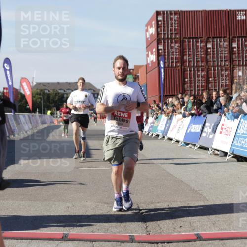 03.10.2025 - Köhlbrandbrückenlauf Jannik Wohlers http://msf.ph/oto/9101488 03.10.2025 12:57:14 Ziel 4042, 4080, 4251, 5699, 5898, 5926, 6629, 6819 meine-sportfotos.de