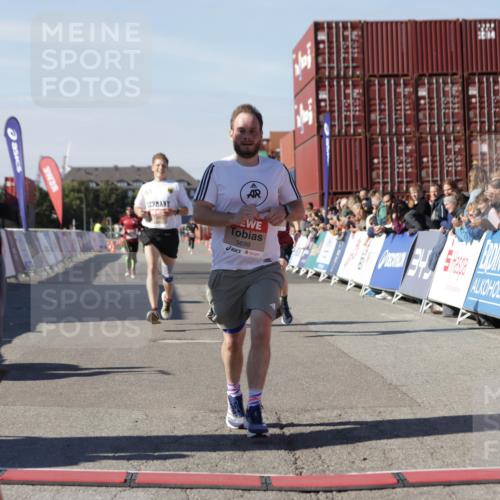 03.10.2025 - Köhlbrandbrückenlauf Jannik Wohlers http://msf.ph/oto/9101495 03.10.2025 12:57:14 Ziel 4042, 4080, 4251, 5699, 5898, 5926, 6629, 6819 meine-sportfotos.de