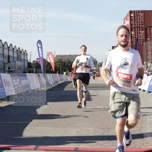 03.10.2025 - Köhlbrandbrückenlauf Jannik Wohlers http://msf.ph/oto/9101503 03.10.2025 12:57:14 Ziel 4042, 4080, 4251, 5699, 5898, 5926, 6629, 6819 meine-sportfotos.de