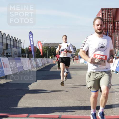 03.10.2025 - Köhlbrandbrückenlauf Jannik Wohlers http://msf.ph/oto/9101510 03.10.2025 12:57:15 Ziel 4080, 4150, 4186, 4251, 5699, 5898, 5926, 6015, 6629, 6819 meine-sportfotos.de