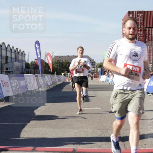 03.10.2025 - Köhlbrandbrückenlauf Jannik Wohlers http://msf.ph/oto/9101532 03.10.2025 12:57:15 Ziel 4080, 4150, 4186, 4251, 5699, 5898, 5926, 6015, 6629, 6819 meine-sportfotos.de