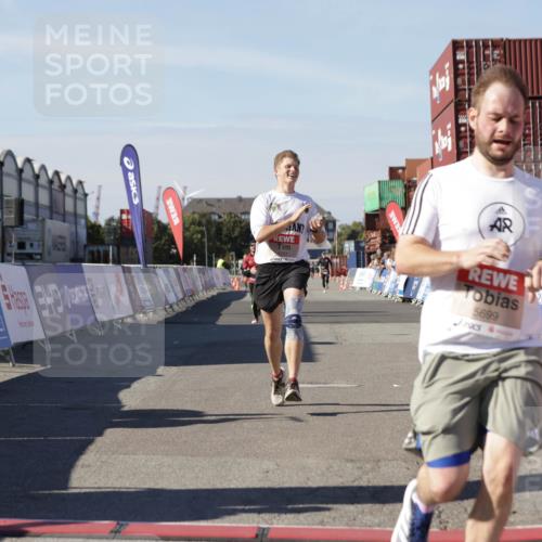 03.10.2025 - Köhlbrandbrückenlauf Jannik Wohlers http://msf.ph/oto/9101560 03.10.2025 12:57:15 Ziel 4080, 4150, 4186, 4251, 5699, 5898, 5926, 6015, 6629, 6819 meine-sportfotos.de