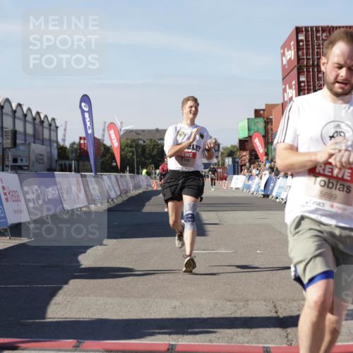 03.10.2025 - Köhlbrandbrückenlauf Jannik Wohlers http://msf.ph/oto/9101579 03.10.2025 12:57:15 Ziel 4080, 4150, 4186, 4251, 5699, 5898, 5926, 6015, 6629, 6819 meine-sportfotos.de