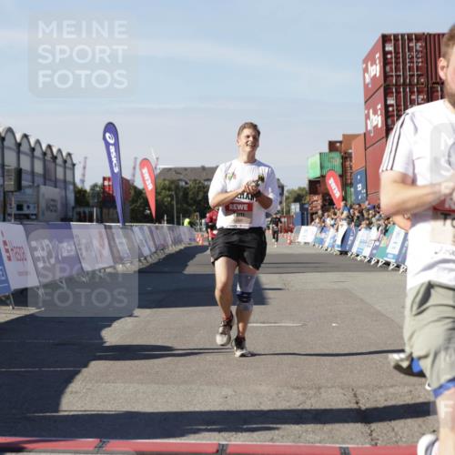 03.10.2025 - Köhlbrandbrückenlauf Jannik Wohlers http://msf.ph/oto/9101616 03.10.2025 12:57:15 Ziel 4080, 4150, 4186, 4251, 5699, 5898, 5926, 6015, 6629, 6819 meine-sportfotos.de