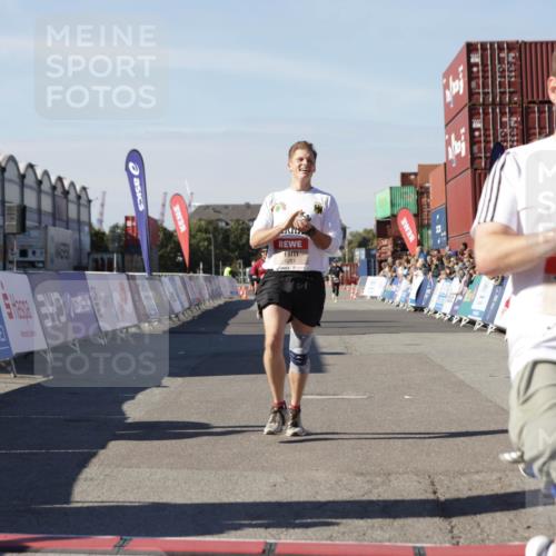 03.10.2025 - Köhlbrandbrückenlauf Jannik Wohlers http://msf.ph/oto/9101624 03.10.2025 12:57:15 Ziel 4080, 4150, 4186, 4251, 5699, 5898, 5926, 6015, 6629, 6819 meine-sportfotos.de