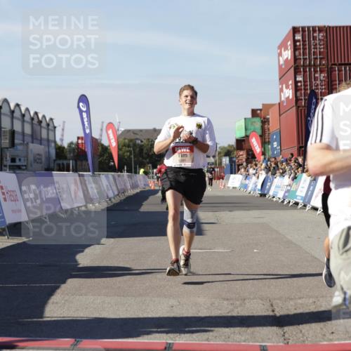 03.10.2025 - Köhlbrandbrückenlauf Jannik Wohlers http://msf.ph/oto/9101635 03.10.2025 12:57:15 Ziel 4080, 4150, 4186, 4251, 5699, 5898, 5926, 6015, 6629, 6819 meine-sportfotos.de