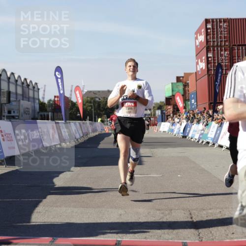 03.10.2025 - Köhlbrandbrückenlauf Jannik Wohlers http://msf.ph/oto/9101646 03.10.2025 12:57:15 Ziel 4080, 4150, 4186, 4251, 5699, 5898, 5926, 6015, 6629, 6819 meine-sportfotos.de