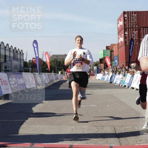 03.10.2025 - Köhlbrandbrückenlauf Jannik Wohlers http://msf.ph/oto/9101656 03.10.2025 12:57:15 Ziel 4080, 4150, 4186, 4251, 5699, 5898, 5926, 6015, 6629, 6819 meine-sportfotos.de