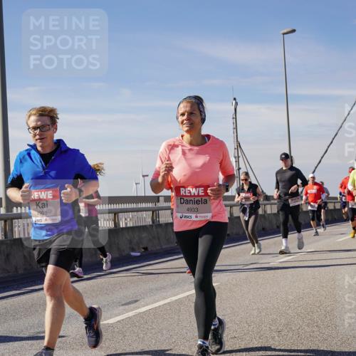 03.10.2025 - Köhlbrandbrückenlauf Michael Burmester http://msf.ph/oto/9101661 03.10.2025 12:46:56 Position 2 4998, 4933 meine-sportfotos.de