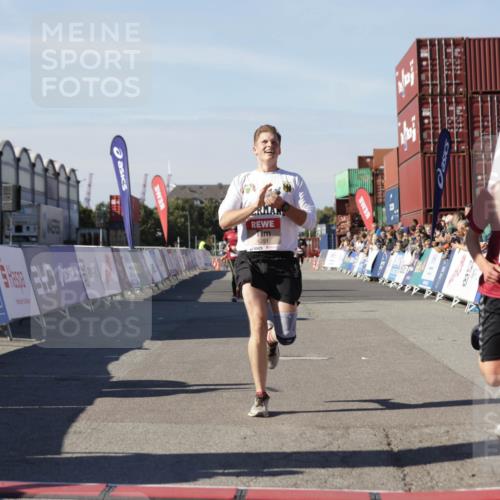 03.10.2025 - Köhlbrandbrückenlauf Jannik Wohlers http://msf.ph/oto/9101666 03.10.2025 12:57:15 Ziel 4080, 4150, 4186, 4251, 5699, 5898, 5926, 6015, 6629, 6819 meine-sportfotos.de
