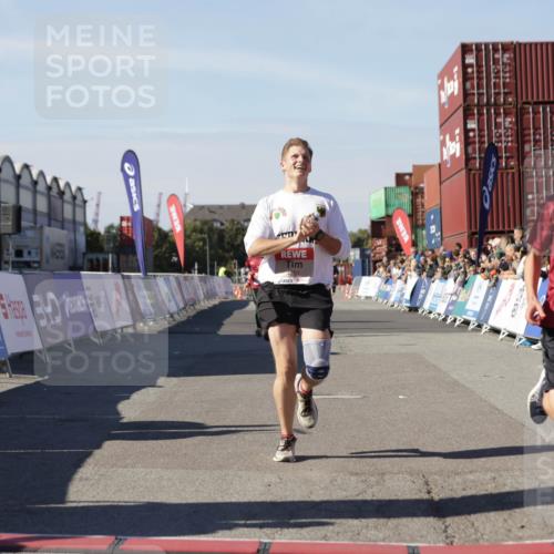03.10.2025 - Köhlbrandbrückenlauf Jannik Wohlers http://msf.ph/oto/9101674 03.10.2025 12:57:15 Ziel 4080, 4150, 4186, 4251, 5699, 5898, 5926, 6015, 6629, 6819 meine-sportfotos.de