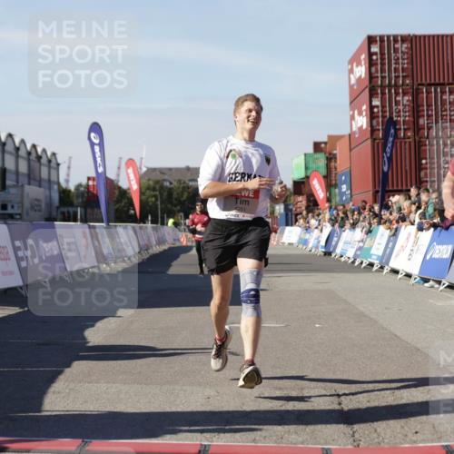 03.10.2025 - Köhlbrandbrückenlauf Jannik Wohlers http://msf.ph/oto/9101697 03.10.2025 12:57:16 Ziel 4080, 4150, 4186, 4251, 5699, 5898, 5926, 6015, 6629, 6819 meine-sportfotos.de