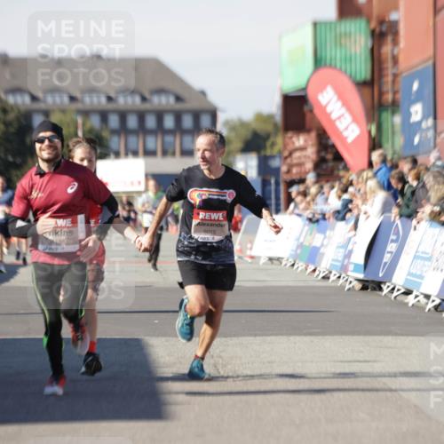 03.10.2025 - Köhlbrandbrückenlauf Jannik Wohlers http://msf.ph/oto/9101750 03.10.2025 12:57:18 Ziel 4080, 4150, 4186, 4251, 5699, 5898, 5926, 6015, 6629, 6819 meine-sportfotos.de