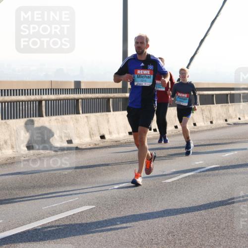03.10.2025 - Köhlbrandbrückenlauf Strokosch-Dieckow http://msf.ph/oto/9101755 03.10.2025 09:22:10 Position 1 1215, 3205 meine-sportfotos.de