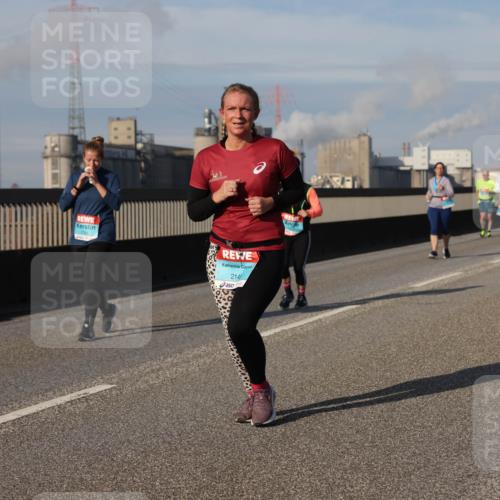 03.10.2025 - Köhlbrandbrückenlauf Lena Gebhardt http://msf.ph/oto/9101761 03.10.2025 10:11:42 Position 2 214 meine-sportfotos.de