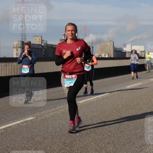 03.10.2025 - Köhlbrandbrückenlauf Lena Gebhardt http://msf.ph/oto/9101773 03.10.2025 10:11:42 Position 2 21 meine-sportfotos.de