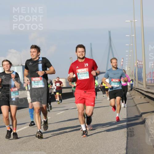 03.10.2025 - Köhlbrandbrückenlauf Jannik Wohlers http://msf.ph/oto/9101774 03.10.2025 09:49:12 Position 3 3462, 3465, 19, 3521, 3710 meine-sportfotos.de