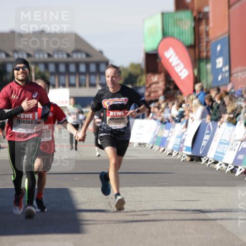 03.10.2025 - Köhlbrandbrückenlauf Jannik Wohlers http://msf.ph/oto/9101775 03.10.2025 12:57:18 Ziel 4080, 4150, 4186, 4251, 5699, 5898, 5926, 6015, 6629, 6819 meine-sportfotos.de