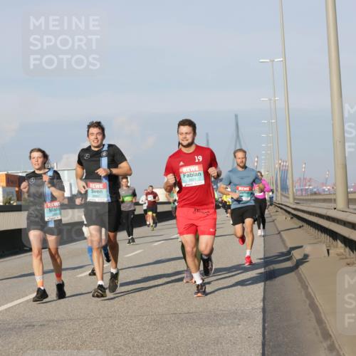 03.10.2025 - Köhlbrandbrückenlauf Jannik Wohlers http://msf.ph/oto/9101783 03.10.2025 09:49:13 Position 3 19, 3521, 3462 meine-sportfotos.de