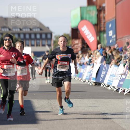 03.10.2025 - Köhlbrandbrückenlauf Jannik Wohlers http://msf.ph/oto/9101803 03.10.2025 12:57:18 Ziel 4080, 4150, 4186, 4251, 5699, 5898, 5926, 6015, 6629, 6819 meine-sportfotos.de