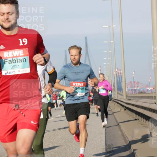 03.10.2025 - Köhlbrandbrückenlauf Jannik Wohlers http://msf.ph/oto/9101837 03.10.2025 09:49:14 Position 3 19, 3521, 3710 meine-sportfotos.de
