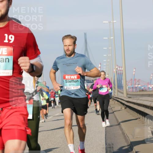 03.10.2025 - Köhlbrandbrückenlauf Jannik Wohlers http://msf.ph/oto/9101849 03.10.2025 09:49:15 Position 3 19, 3521, 3710 meine-sportfotos.de