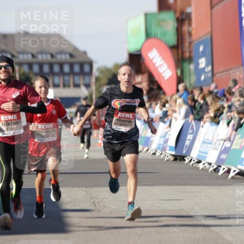 03.10.2025 - Köhlbrandbrückenlauf Jannik Wohlers http://msf.ph/oto/9101866 03.10.2025 12:57:18 Ziel 4080, 4150, 4186, 4251, 5699, 5898, 5926, 6015, 6629, 6819 meine-sportfotos.de