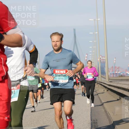 03.10.2025 - Köhlbrandbrückenlauf Jannik Wohlers http://msf.ph/oto/9101867 03.10.2025 09:49:15 Position 3 5, 19, 521, 3710 meine-sportfotos.de