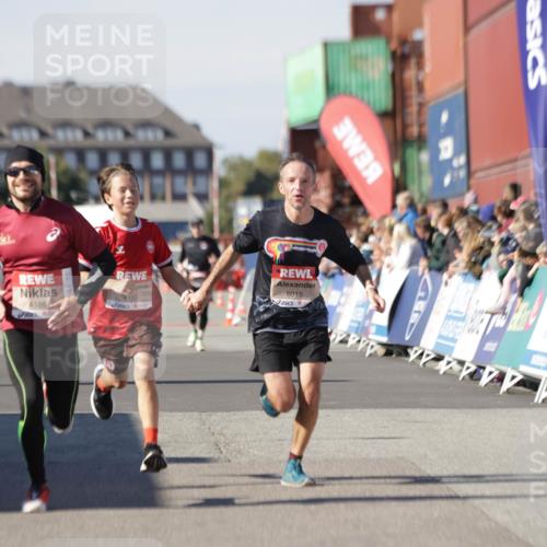 03.10.2025 - Köhlbrandbrückenlauf Jannik Wohlers http://msf.ph/oto/9101885 03.10.2025 12:57:18 Ziel 4080, 4150, 4186, 4251, 5699, 5898, 5926, 6015, 6629, 6819 meine-sportfotos.de