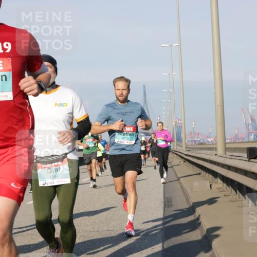 03.10.2025 - Köhlbrandbrückenlauf Jannik Wohlers http://msf.ph/oto/9101889 03.10.2025 09:49:15 Position 3 19, 3521, 3344, 3710 meine-sportfotos.de