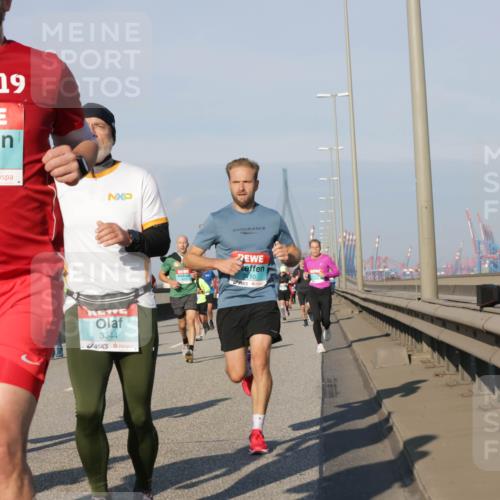 03.10.2025 - Köhlbrandbrückenlauf Jannik Wohlers http://msf.ph/oto/9101895 03.10.2025 09:49:15 Position 3 19, 3521, 3344, 3710 meine-sportfotos.de