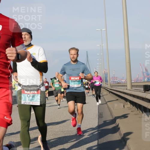 03.10.2025 - Köhlbrandbrückenlauf Jannik Wohlers http://msf.ph/oto/9101902 03.10.2025 09:49:15 Position 3 19, 3521, 3344, 3710 meine-sportfotos.de