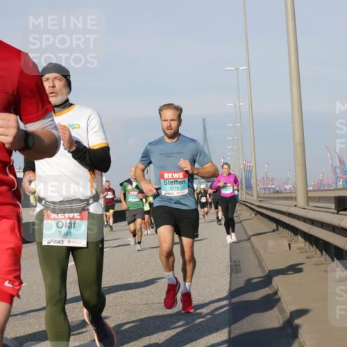 03.10.2025 - Köhlbrandbrückenlauf Jannik Wohlers http://msf.ph/oto/9101907 03.10.2025 09:49:15 Position 3 19, 3521, 3344, 3710 meine-sportfotos.de