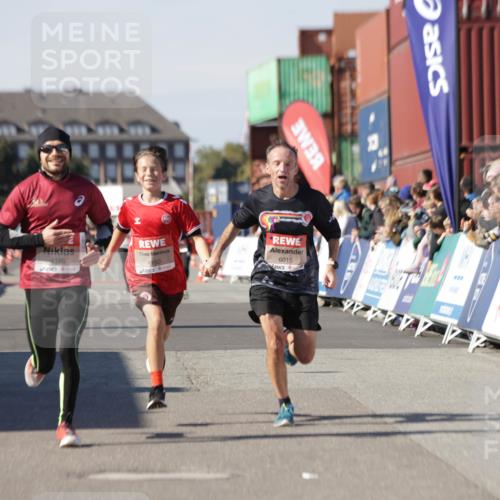 03.10.2025 - Köhlbrandbrückenlauf Jannik Wohlers http://msf.ph/oto/9101908 03.10.2025 12:57:19 Ziel 4080, 4150, 4186, 4251, 5699, 5926, 6015, 6629, 6819 meine-sportfotos.de