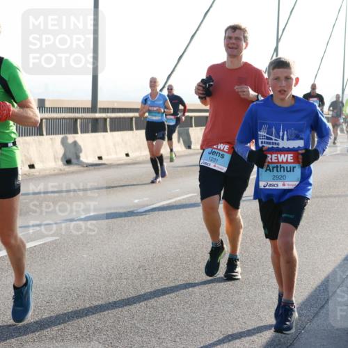 03.10.2025 - Köhlbrandbrückenlauf Strokosch-Dieckow http://msf.ph/oto/9101925 03.10.2025 09:22:24 Position 1 2710, 1231, 2920 meine-sportfotos.de