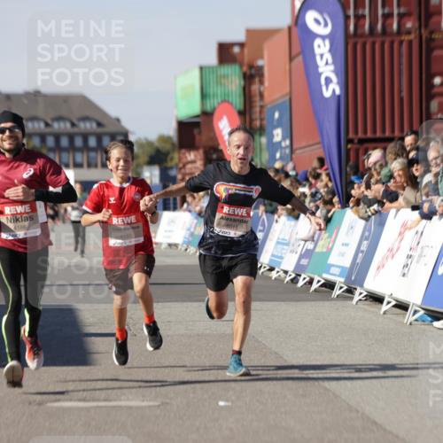 03.10.2025 - Köhlbrandbrückenlauf Jannik Wohlers http://msf.ph/oto/9101941 03.10.2025 12:57:19 Ziel 4080, 4150, 4186, 4251, 5699, 5926, 6015, 6629, 6819 meine-sportfotos.de