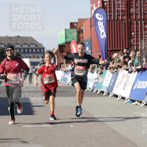 03.10.2025 - Köhlbrandbrückenlauf Jannik Wohlers http://msf.ph/oto/9101967 03.10.2025 12:57:19 Ziel 4080, 4150, 4186, 4251, 5699, 5926, 6015, 6629, 6819 meine-sportfotos.de